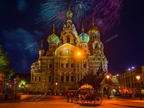 Салют в Санкт-Петербурге. Россия. Архитектура России. Вечерний вид на собор Спаса-на-Крови. Это удивительное фото запечатлевает волшебное мгновение — салют в честь праздников, поднимающийся над красивым городом Санкт-Петербург. Вид на Храм Спаса на Крови вечером создает величественную картину роскошной архитектуры и праздничного света. Фотография идеально передает дух праздников в России и прекрасно подходит для отображения архитектурного наследия Санкт-Петербурга в праздничной обстановке.